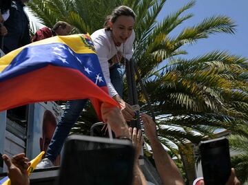 Opositora venezolana María Corina Machado, amenazada por Maduro, se hace presente en la concentración en Caracas