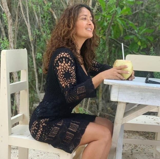 Salma Hayek tiene los mejores trajes de baño para mujeres de 50