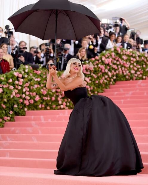 Lady Gaga sorprende en la gala del MET