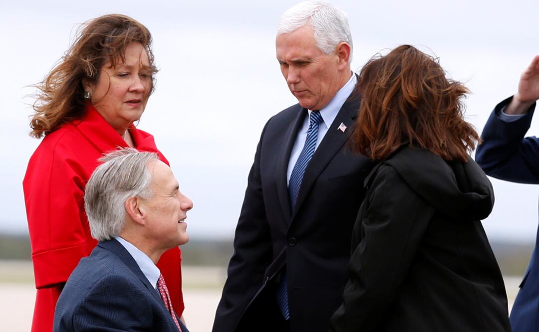 El gobenador de Texas, Greg Abbott, y su esposa reciben al vicepresidente de EU (Foto: Reuters)