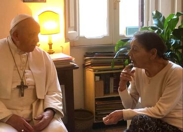 Papa Francisco visita por sorpresa a poetisa y superviviente del Holocausto