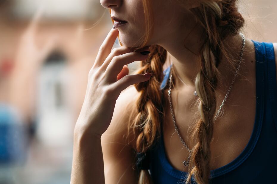 Las trenzas reducen el frizz. Foto: Freepik