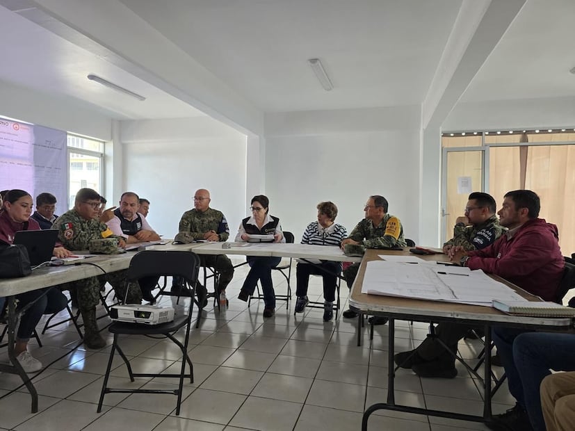 La coordinadora nacional de Protección Civil, Laura Velázquez Alzúa y la gobernadora del Estado de México, Delfina Gómez Álvarez, encabezaron la reunión del Puesto de Mando, desde donde se coordinan las acciones de apoyo a la población afectada por las inundaciones en Chalco. (Foto: especial)