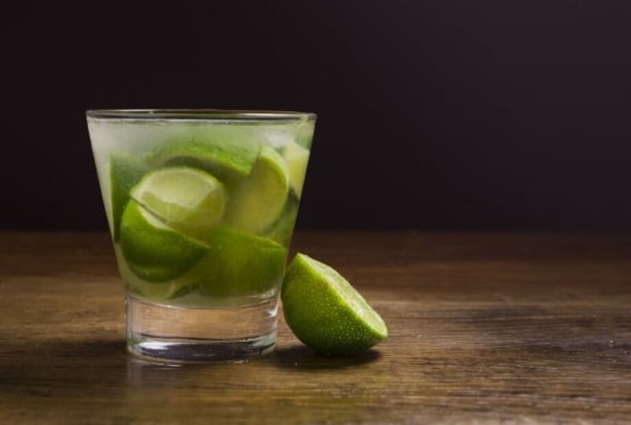 Prepara vodka de sabores en casa