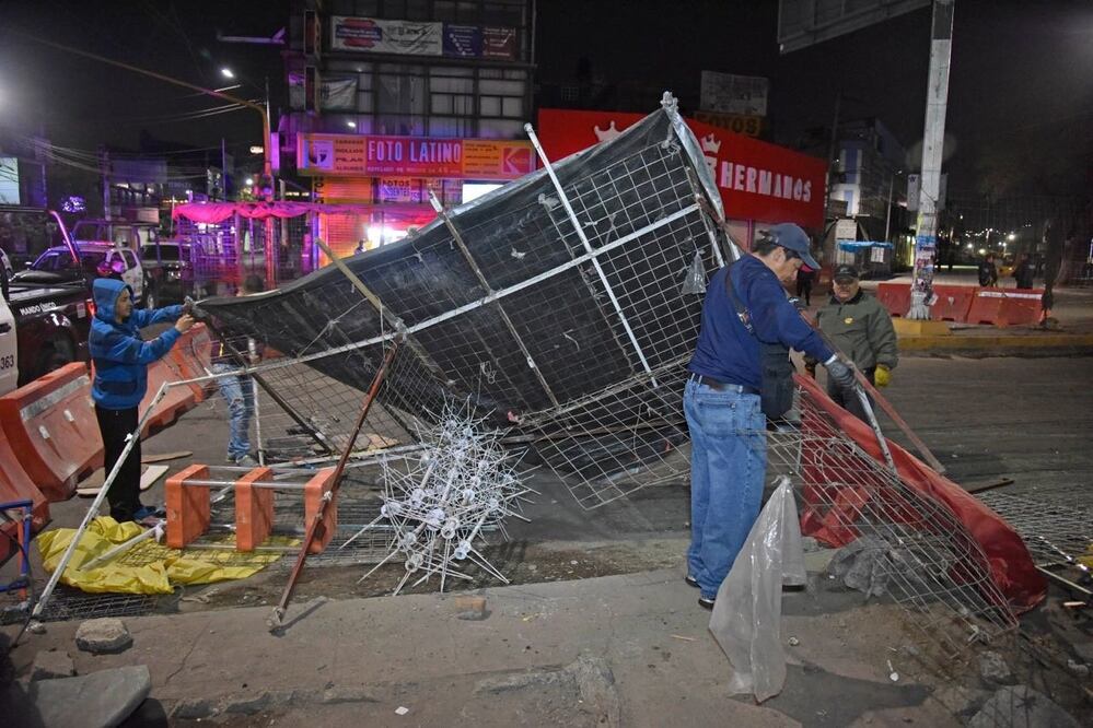Las autoridades de Naucalpan retiraron 180 puestos metálicos de San Bartolo. La zona es vigilada por policías. (Cortesía Comsoc de Naucalpan)