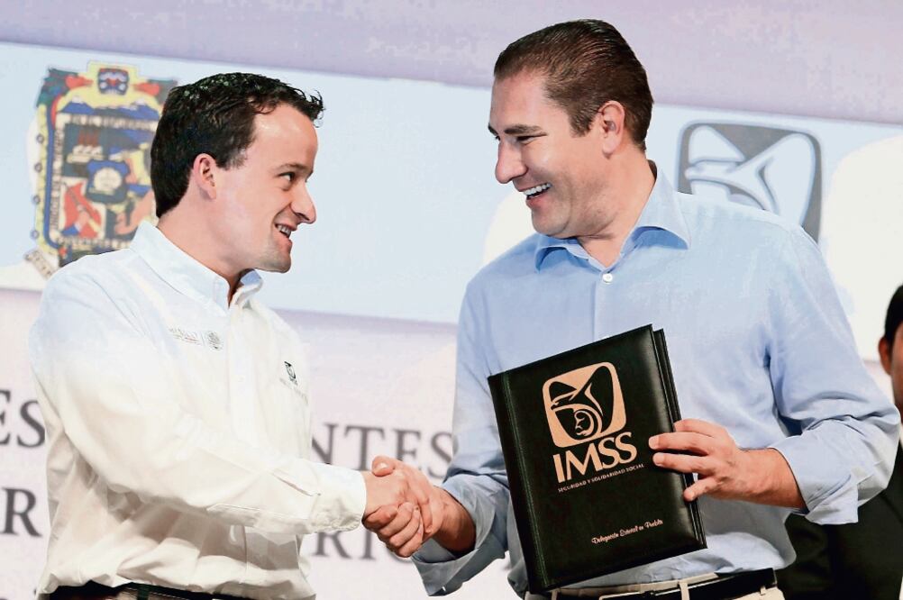 Mikel Arreola, director del IMSS, entregó a Rafael Moreno Valle, gobernador de Puebla, constancia de las más de 450 mil afiliaciones de los estudiantes (ESPECIAL)