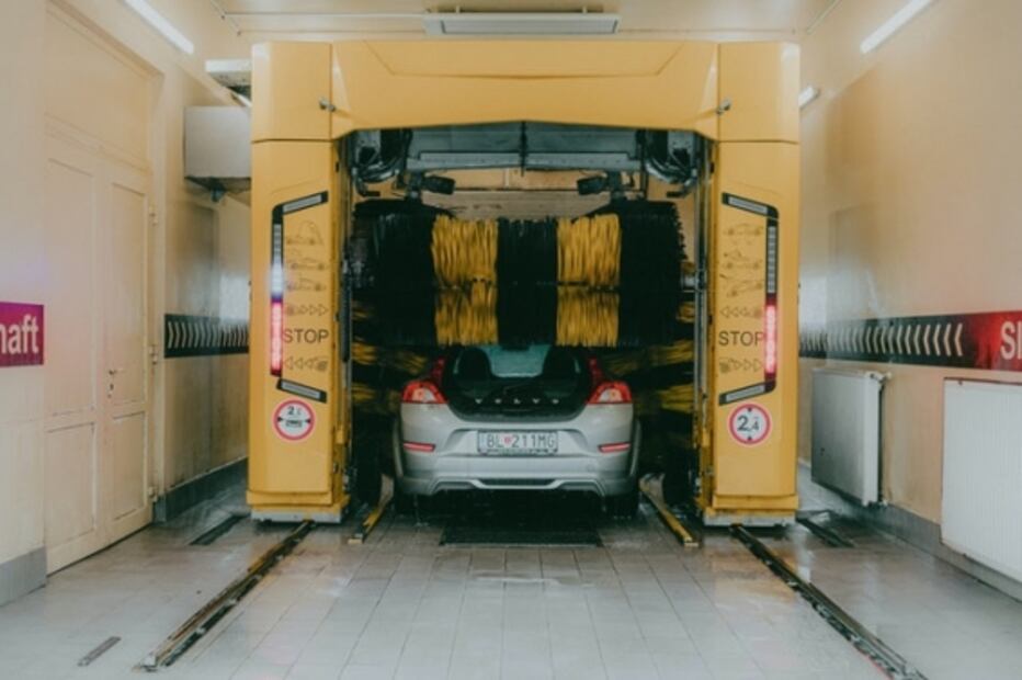 Cómo lavar un auto eléctrico o híbrido