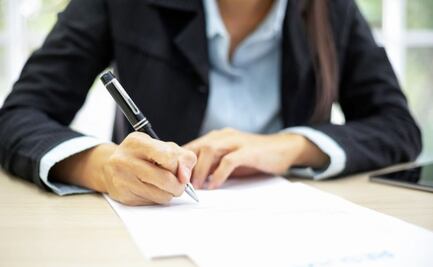 ¿Cuál es el significado de que una persona escriba su nombre completo en la firma?; esto dice la IA