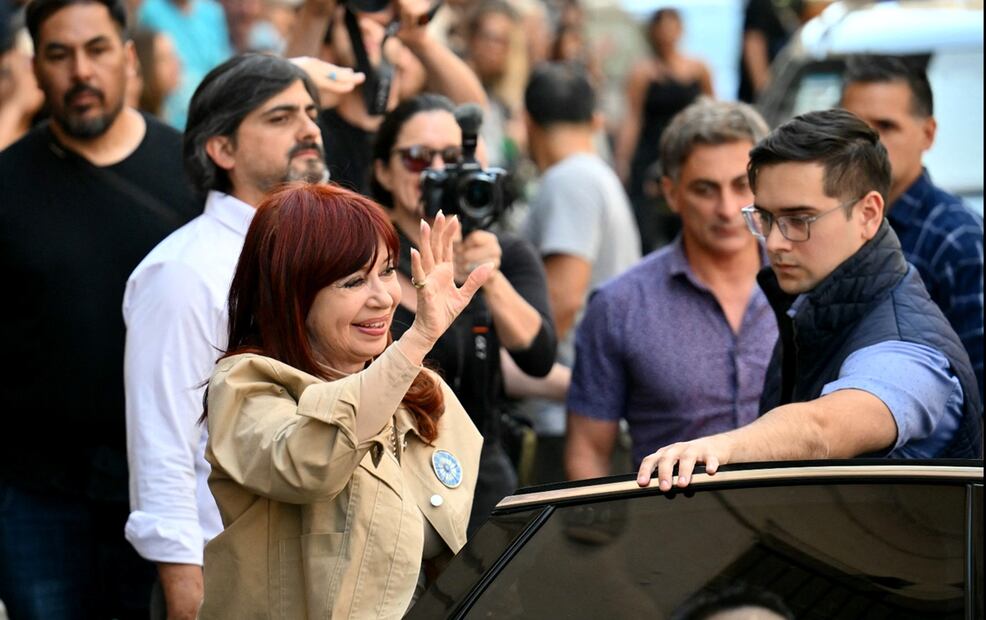 La expresidenta Cristina Fernández de Kirchner saluda a sus seguidores a su llegada al Instituto Patria en Buenos Aires, Argentina, luego que un tribunal confirmara su condena por corrupción. Foto: AFP