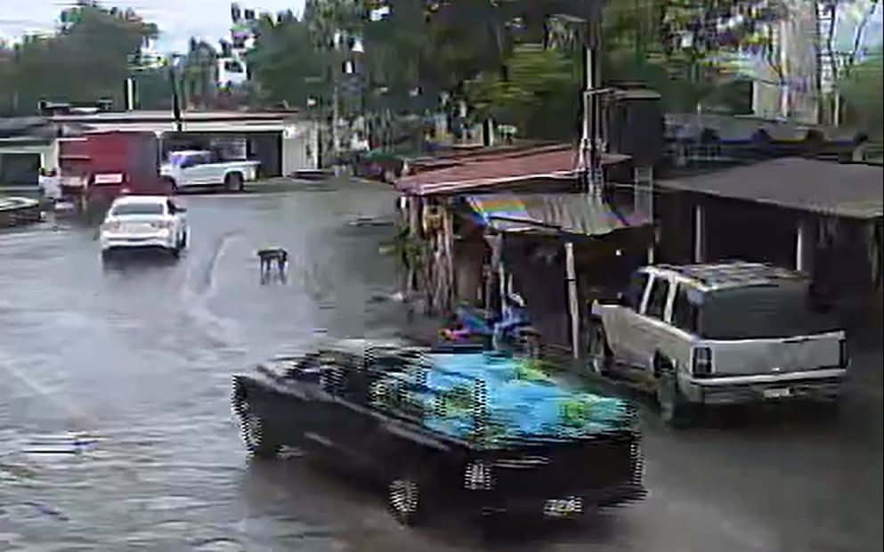 Una camioneta tipo pick up negra, cargada con plátanos, fue la utilizada para estallar frente a la comandancia de la Policía Comunitaria de Coahuayana, Michoacán. Foto: captura de pantalla