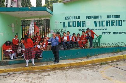 Profesor rebelde da clases en la calle en Oaxaca