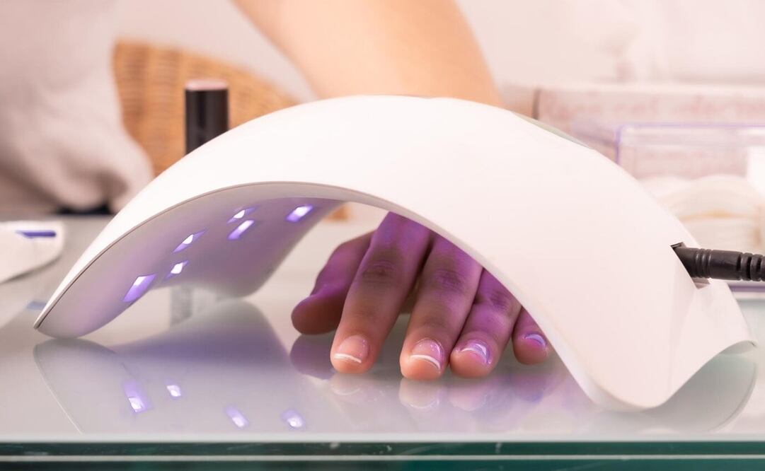 Seca tu aplicación de gelish sin una lámpara UV. Foto: Freepik