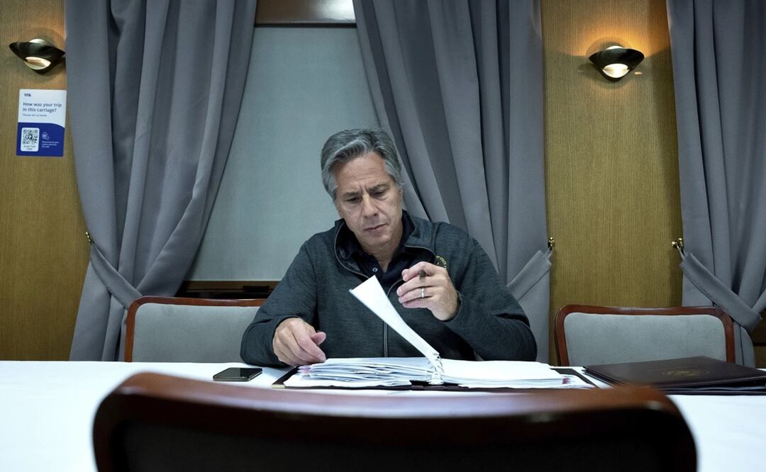 El secretario de Estado de Estados Unidos, Anthony Blinken trabaja mientras viaja en tren a Kiev, Ucrania. Foto: AP
