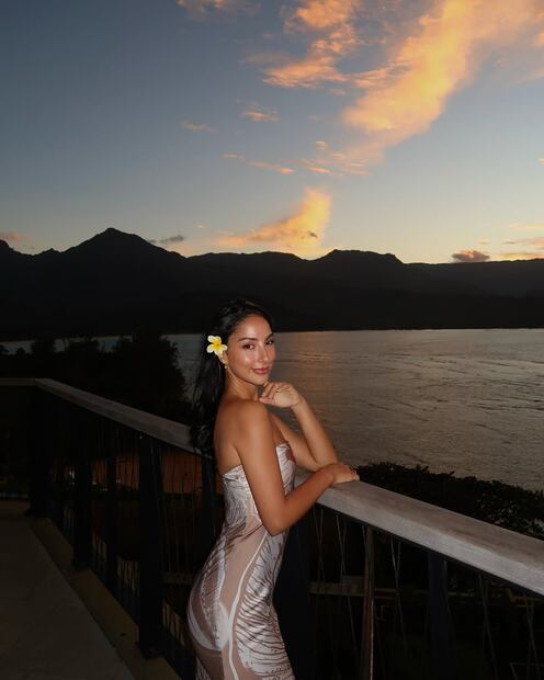La playa es el escenario perfecto para lucir vestidos con escote strapless como este de María Chacón. Foto: Instagram @oficialmariachacon