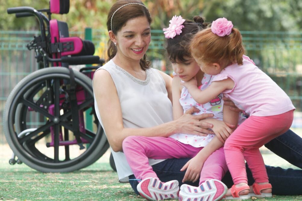 Mayela y la hermanita de Graciela juegan con ella en el parque; el pasado 1 de septiembre un juez autorizó a los padres de la menor la importación a México del medicamento Cannabidiol para contrarrestar su enfermedad (DANIEL REYES. EL UNIVERSAL)