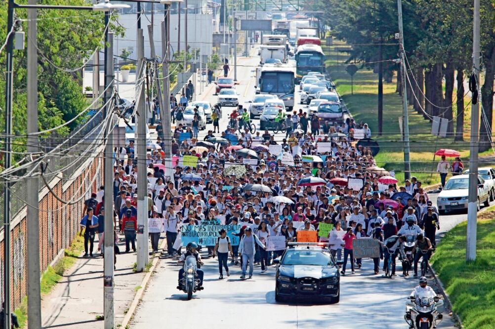 Familiares y amigos del estudiante de 15 años, Jair “N”, marcharon de Metepec a la fiscalía de justicia para pedir a las autoridades que castiguen a los responsables de haberlo embestido. Foto: JORGE ALVARADO. EL UNIVERSAL