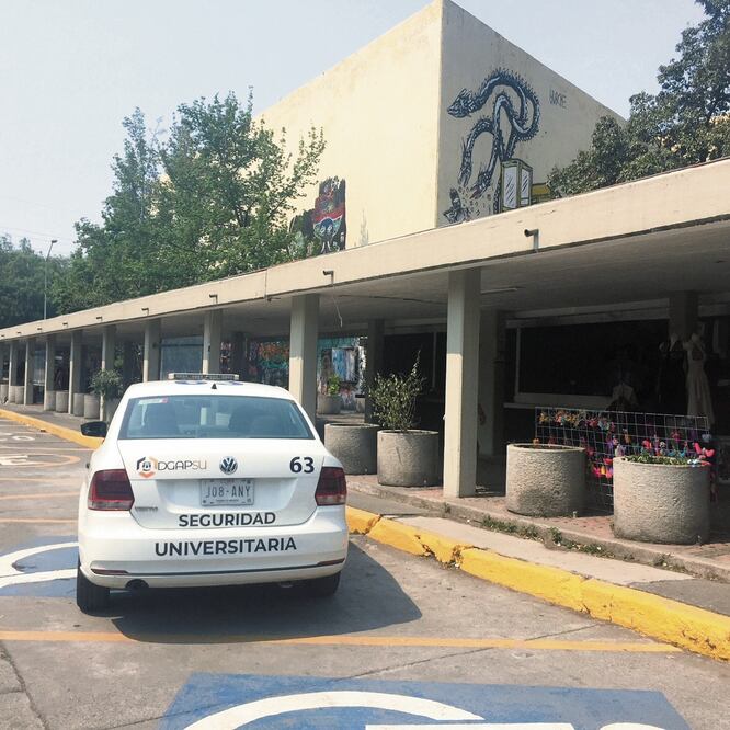 EL UNIVERSAL verificó en un recorrido que hay constante patrullaje de unidades de Vigilancia UNAM en la zona donde el jueves se desató una riña. ANDREA AHEDO. EL UNIVERSAL