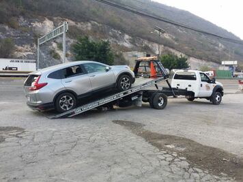 Atacan a balazos a turistas en autopista del Sol