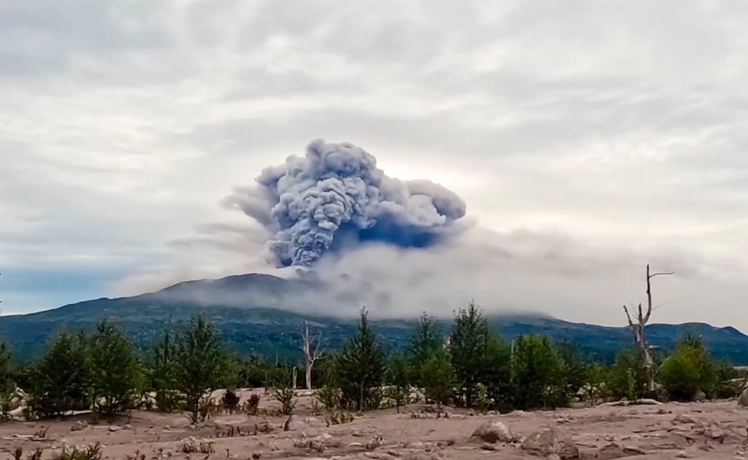 La región rusa de Kamchatka, donde se registró un terremoto de 8.8, es una de las zonas de mayor actividad sísmica y volcánica del planeta. En la imagen el volcán Shiveluch. Foto: AP
