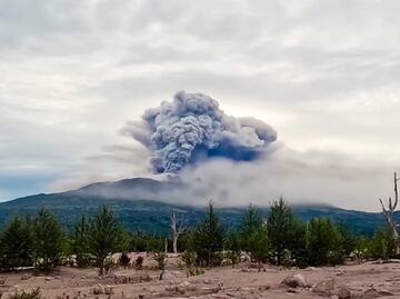 Terremoto en Rusia causa erupción de volcán Shiveluch