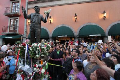 Bendicen estatua de Juan Gabriel en Garibaldi