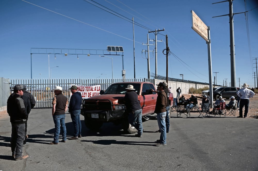 El cruce internacional Jerónimo–Santa Teresa permanece bloqueado; ayer, la aduana del lado mexicano estuvo tomada por productores agrícolas y transportistas. Foto: Christian Torres / EL UNIVERSAL