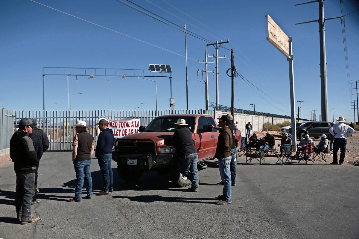 El cruce internacional Jerónimo–Santa Teresa permanece bloqueado; ayer, la aduana del lado mexicano estuvo tomada por productores agrícolas y transportistas. Foto: Christian Torres / EL UNIVERSAL