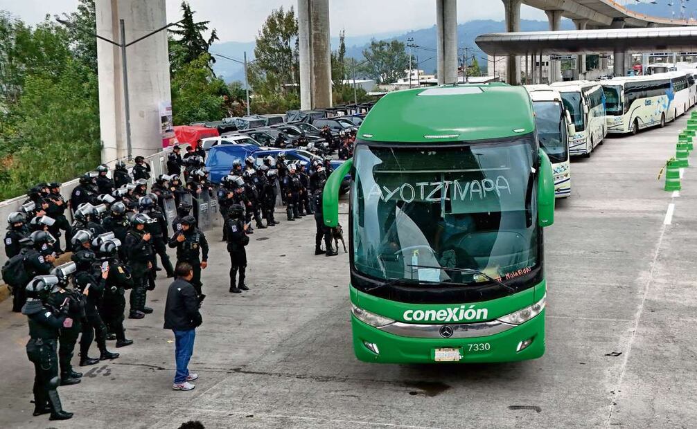 Camiones con estudiantes de la Normal de Ayotzinapa fueron encapsulados por policías de la CDMX para impedirles el paso y evitar que se unieran a la CNTE. Foto: VALENTE ROSAS/EL UNIVERSAL
