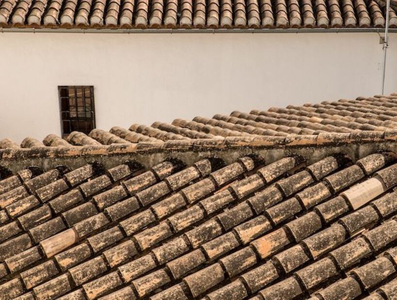 Ambos cumplen roles específicos y complementarios que aseguran la protección de una vivienda. Fuente: Freepik.