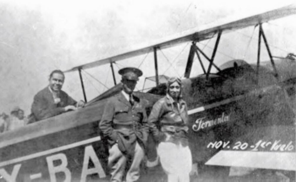 Emma Catalina junto al General Roberto Fierro Villalobos, en su primer día de vuelo, el 20 de noviembre de 1932, en los terrenos de Balbuena de la capital mexicana. Ese día sorprendió a otros pilotos y fue llevada en hombros al zócalo capitalino. Foto: Cortesía Heidi Ramírez Cisneros.