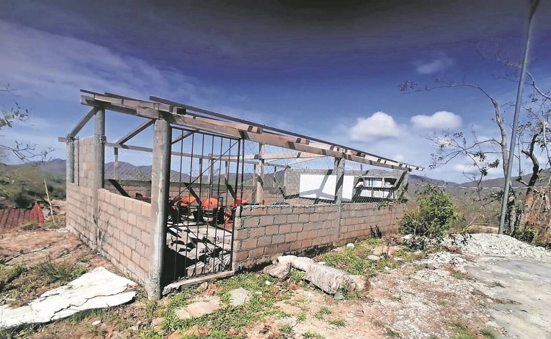 Los fuertes vientos provocaron el desprendimiento del techo de un módulo educativo en la comunidad de Comala, San Pedro Pochutla, en Oaxaca. Fotos: Roselia Chaca/ EL UNIVERSAL 