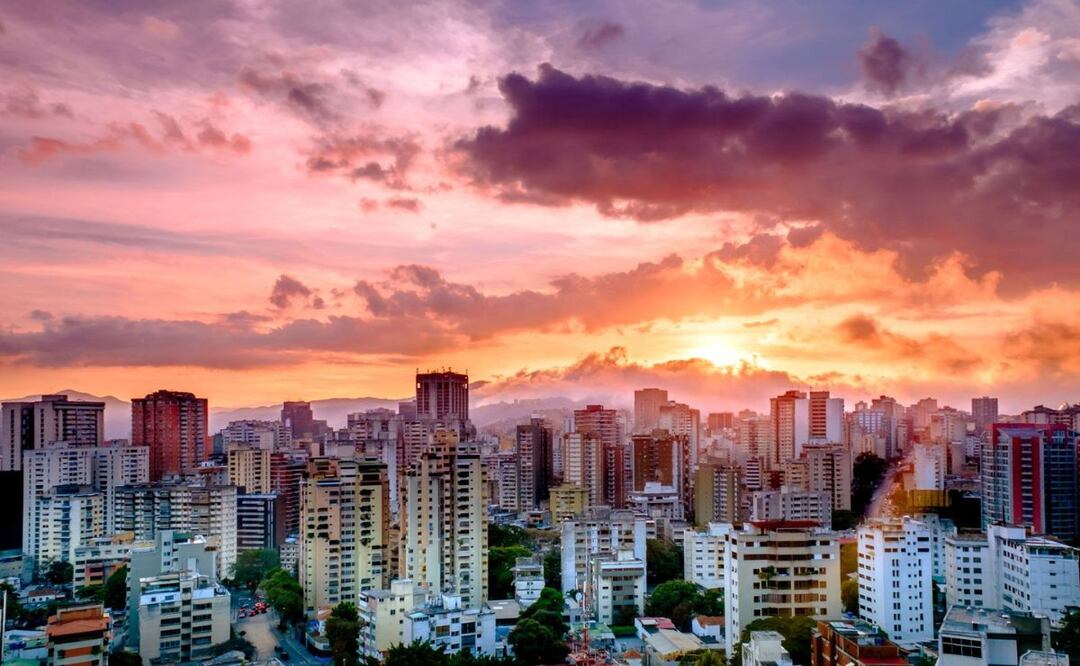 Si bien la inseguridad sigue siendo un problema en ciudades sudamericanas, los gobiernos han implementado diversas estrategias para reducir la criminalidad. Fuente: Freepik.