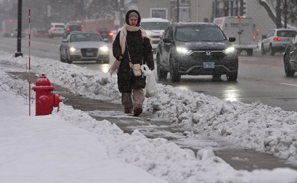 Una mujer camina por una acera con una gran cantidad de nieve en Wheeling, Illinois, el lunes 1 de diciembre de 2025. Foto: AP