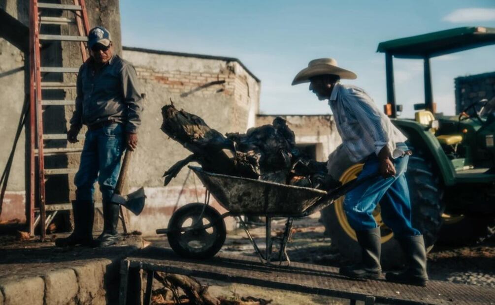 Maestros mezcaleros en la Estación Ipiña. Foto: Cortesía Yann Alanis
