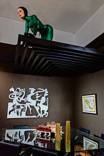 Green Table, de Allen Jones, tiene el rol de la guardiana de la colección de arte. Foto: Museo MARCO