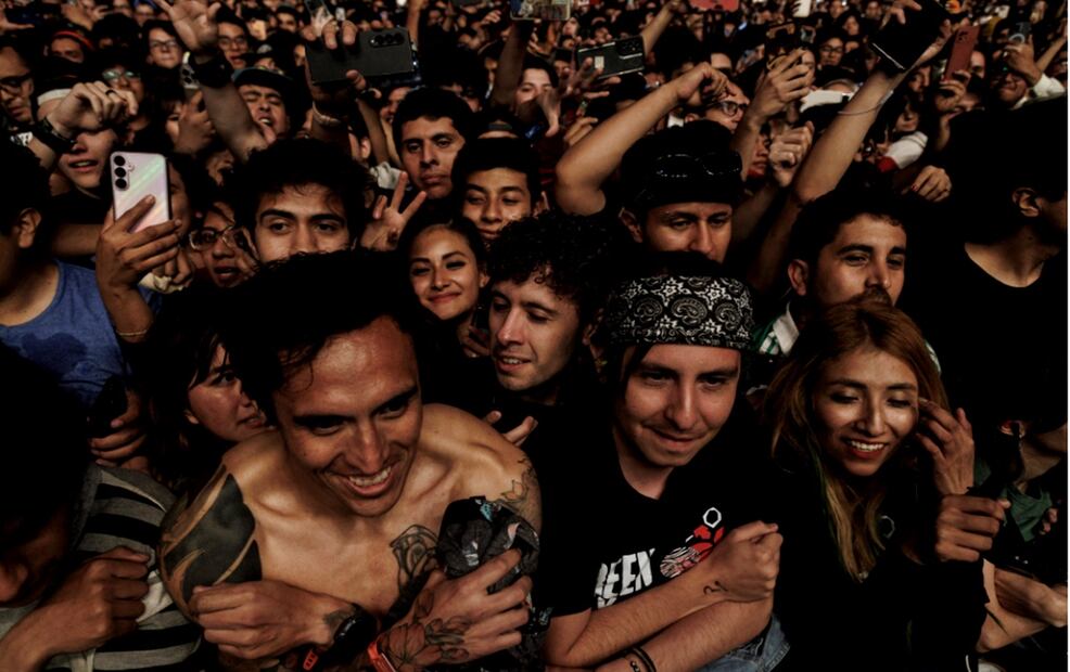 Después aventó el grito ranchero y siguió la fiesta entre fuego, y cohetes que emanaban detrás del escenario y emocionaban a la gente, ya completamente inmersa en el show, brincando, y lanzando vasos aún con cerveza. Foto: de Yaretzy M. Osnaya / EL UNIVERSAL
