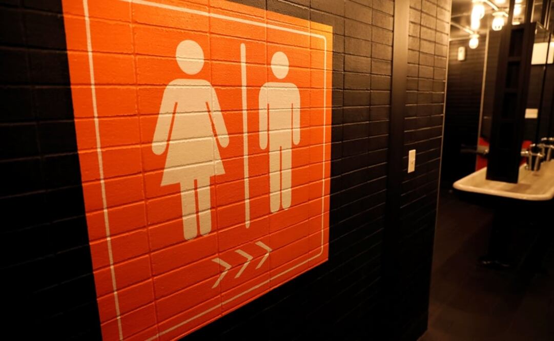 Sign pointing to a gender neutral restroom in New York – Photo: Mike Segar/REUTERS