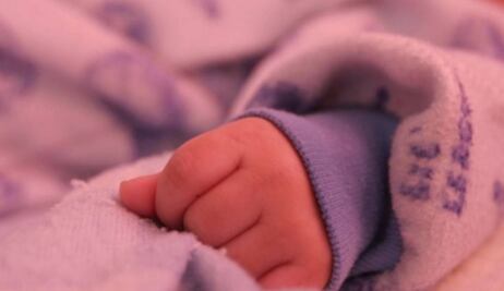 Abandonan a bebé en cajuela de camioneta en Puebla