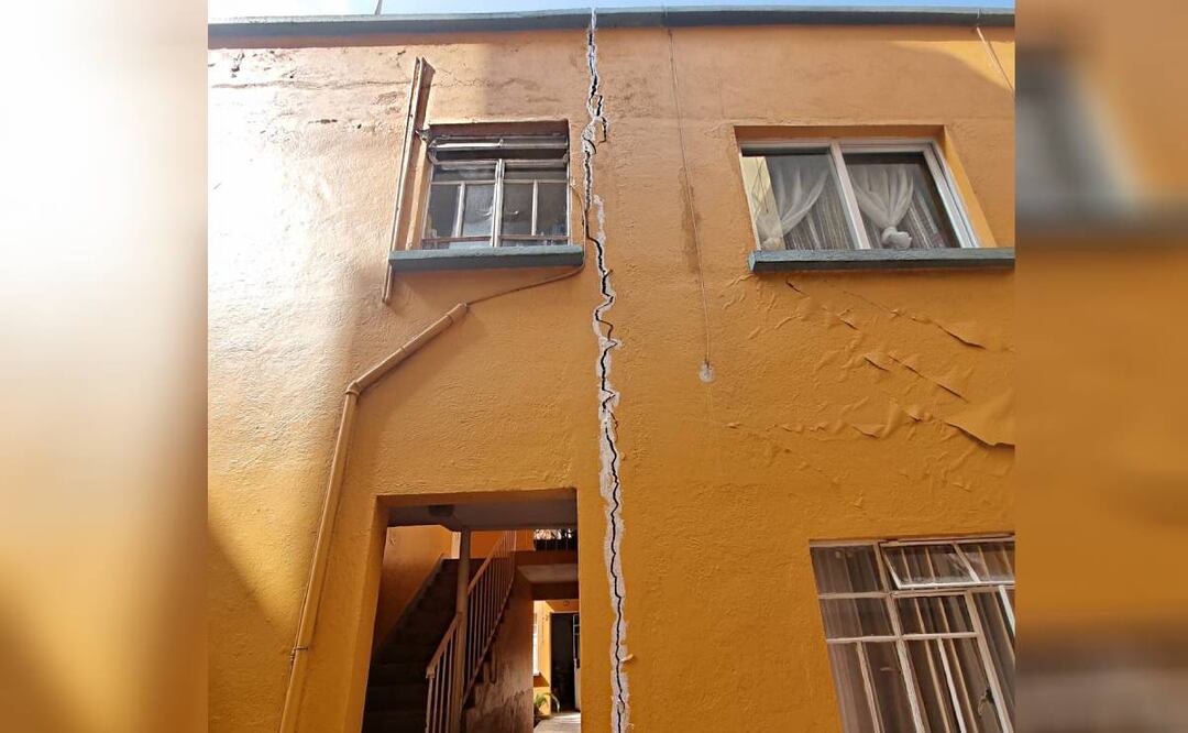 Tras los 3 microsismos en Álvaro Obregón una grieta dañó la fachada de una casa. Foto: Especial