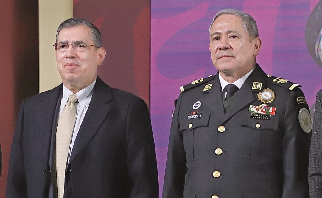 El general Luis Rodríguez Bucio y David Córdova Campos, comandante de la Guardia Nacional, ayer en la mañanera. Foto: Berenice Fregoso / EL UNIVERSAL
