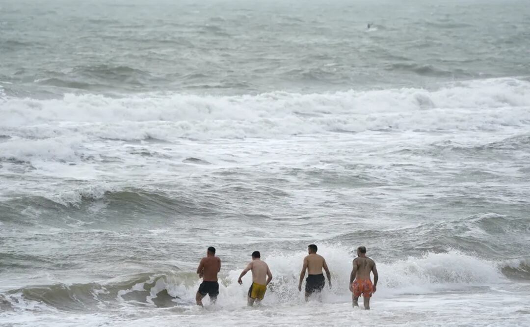 Personas en la playa Boscombe en Dorset, Inglaterra, el 21 de enero de 2024, previo a la pronosticada llegada de la tormenta Isha. Foto: AP