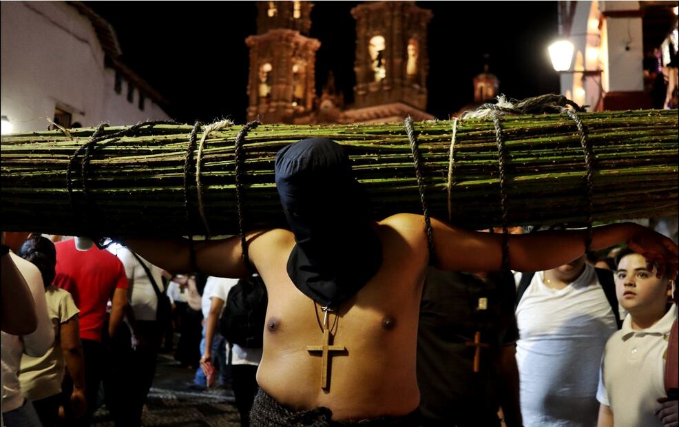 Encruzados, Flagelantes y ánimas ofrecieron su sacrificio para que se mantenga la paz y regrese el trabajo que perdieron a manos del crimen organizado, el 18 de abril de 2025. Foto: Emiliano Tizapa/EL UNIVERSAL