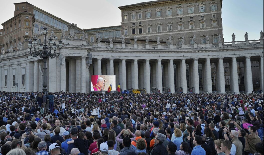 Miles observan al nuevo papa León XIV durante su presentación desde el balcón central de la Basílica de San Pedro en El Vaticano, el 8 de mayo de 2025. Foto: AFP