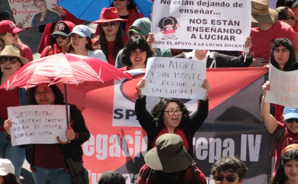 Miles de maestros, acompañados de madres buscadoras y otras organizaciones sindicales y civiles, marcharon ayer por las principales calles de Zacatecas. Foto: Esther Consuegra / El Universal