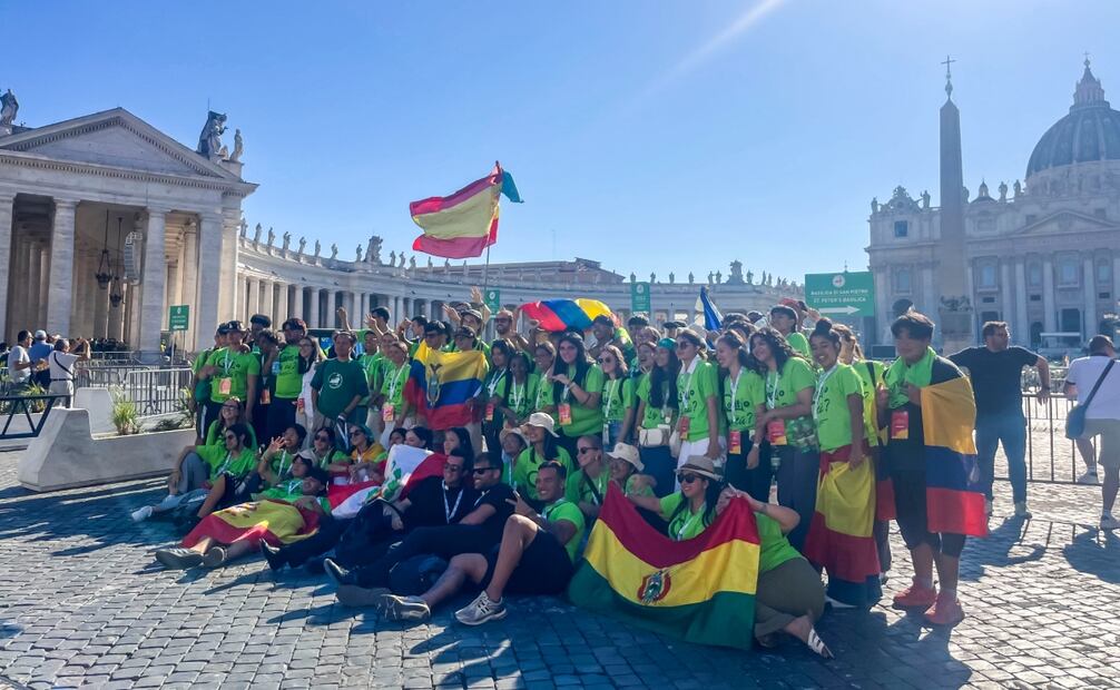 La Plaza de San Pedro se convirtió en una auténtica fiesta española con motivo del Jubileo de la Juventud, al reunir a más de 25.000 jóvenes en una jornada marcada por la música, la oración y los testimonios personales de fe. Foto: EFE