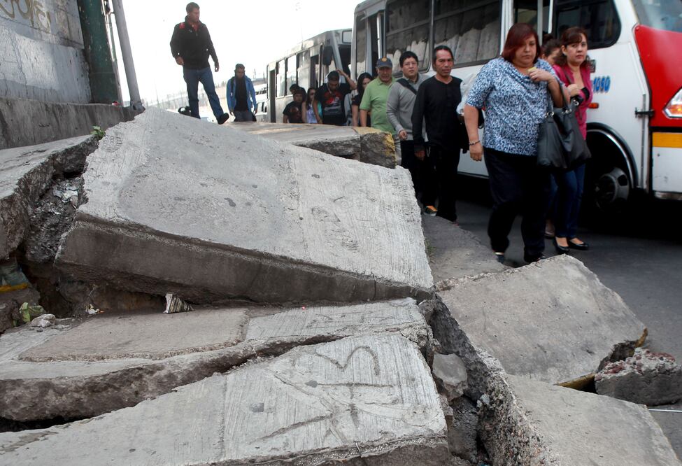 Las personas que se dirigen a la estación Pantitlán de la Línea 9 tienen que caminar sobre la avenida, pues el concreto de las banquetas está destruido   Foto: ADRIÁN HERNÁNDEZ / EL UNIVERSAL