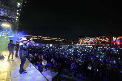 Más de 30 mil personas disfrutaron del concierto de Los Cadetes de Linares en el Zócalo