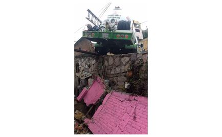 Chofer pierde el control de pipa de gas y tira una barda en la alcaldía de GAM