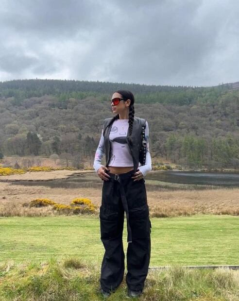 Dua Lipa nos enseña cómo llevar los pantalones cargo 