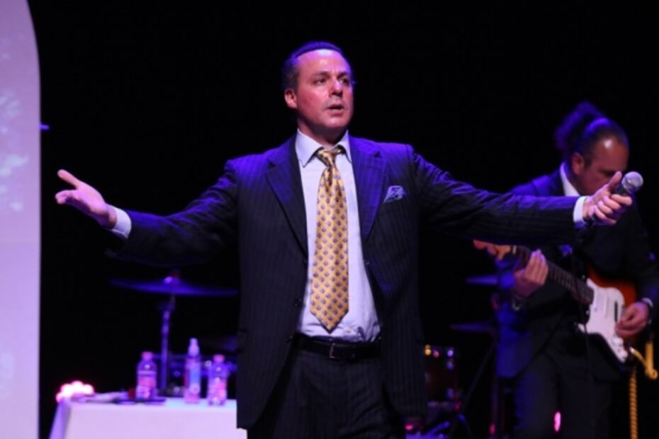 "Revive" José José en holograma y canta a dueto con su hijo